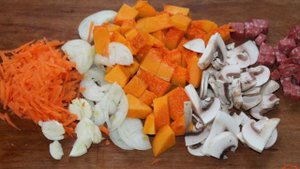 Тушеная капуста с грибами, тыквой и копченой колбасой в духовке