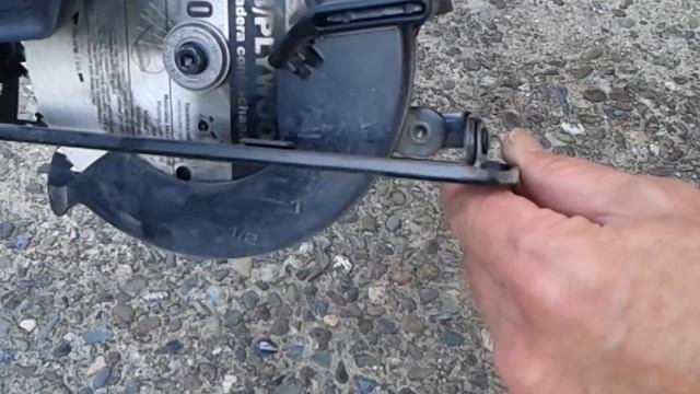 BLACK+DECKER BDCCS20B Cordless 20-volt Circular Saw
