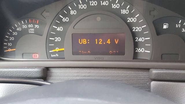 Как проверить уровень масла в Мерседес С 180 в кузове W203 смотреть онлайн