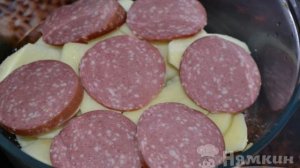 Картошка с колбасой в микроволновке