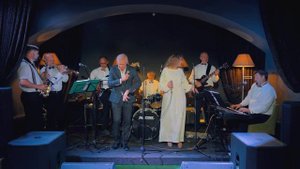 Гурт МедОркестра. Білий сніг на зеленому листі