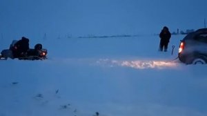 Снегоход арктик кэт вытаскивает дастер