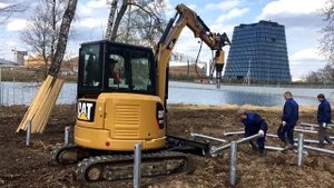 Закручивание винтовых свай мини экскаватором CAT 303.5E CR