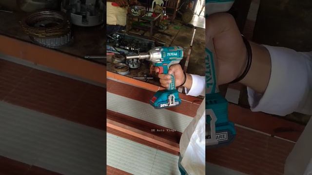 Total Lithium ion impact wrench 20 V TIWLI2001 | Socket wrench with battery | Automotive