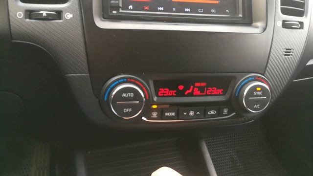 Вкл/выкл системы антизапотевания переднего лобового стекла на Киа Серато 3 рестайлинг. смотреть онлайн