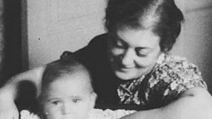 "Аидише маме" поёт Ольга Калантарова, аккомпанирует Владимир Чирин