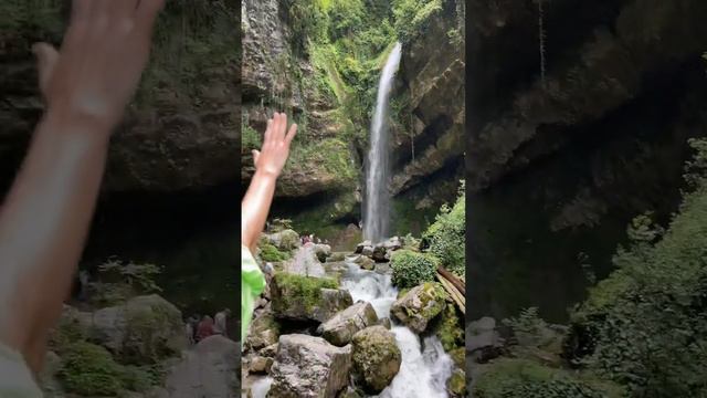 Водопад Пасть Дракона в Сочи летом, больше мест у меня в гайде ☺️