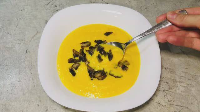 Тыквенный суп-пюре с шампиньонами - очень вкусное, нежное и при этом и необычное сочетание