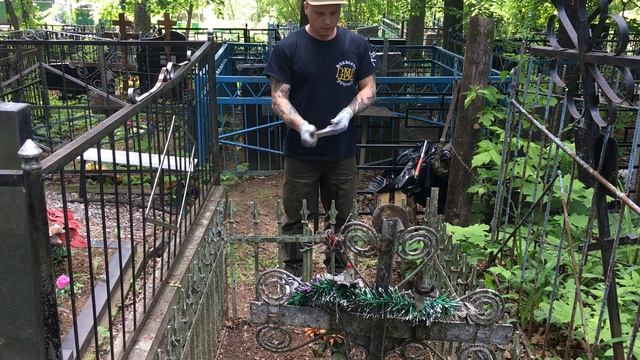 Лихачёвское кладбище. Глухая ограда. Уборщик заброшенных могил.