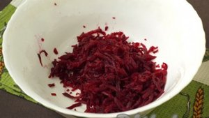 Салат из свеклы с яйцом, сыром и чесноком