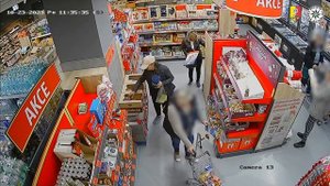 Карманная кража в супермаркете