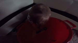 Игра с ребенком 10 месяцев. Развитие мелкой моторики.