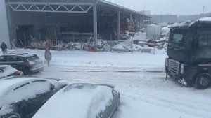 Audi Q5 Тащит Огромную Застрявшую Фуру: Невероятное Спасение