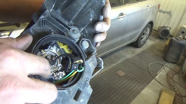 Как заменить все лампы в передних фарах, Kia Rio III. + Как снять передние фары. смотреть онлайн