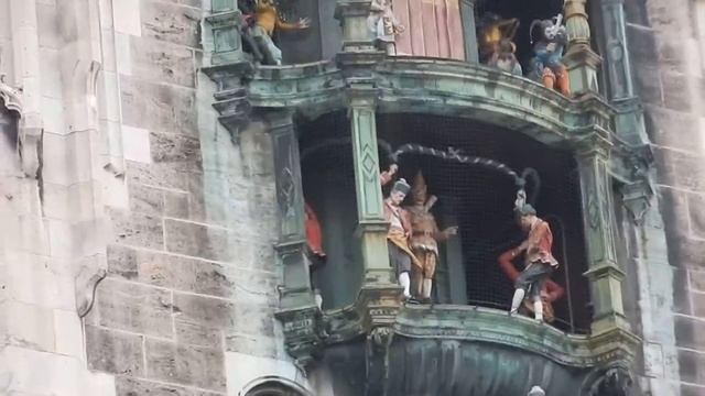 Мюнхен. Площадь Marienplatz. Куранты на городской ратуше.