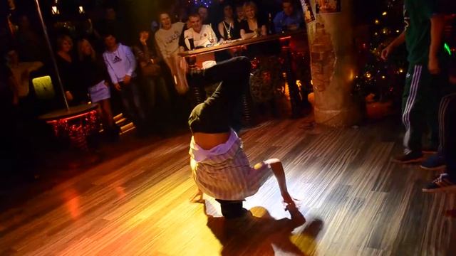 Хочешь жить - умей вертеться! На голове. смотреть онлайн