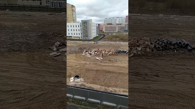 Строители распиливают трубы, чтобы их легче было вывести со стройки #Shorts #болгарка #гастарбайтер