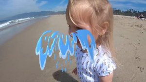 Амелька и Аливка убегают от волн на берегу тихого океана, Baby Shark