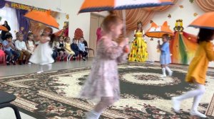 "Танец с зонтиками" средняя группа