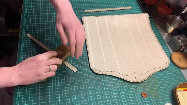 Кожаный чехол для ноутбука. Часть 2. Обработка заготовок. Седельное мыло и масловоск.