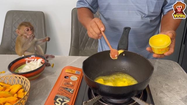 Grandpa cooked pumpkin soup for monkey YiYi when she is hungry смотреть онлайн