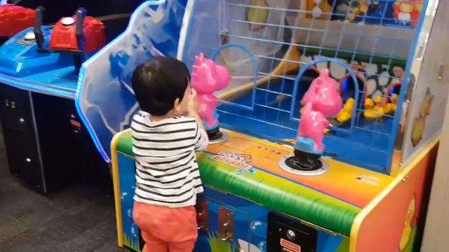 Chuck e Cheese Games l Splash the Ducky at Chuck e cheese With Ryan смотреть онлайн