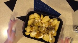 Ароматная картошка в духовке на скорую руку