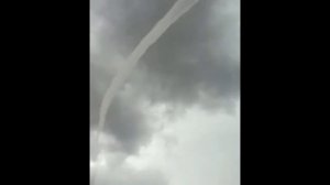 Tornado - В конце вертолет засасывает в торнадо !
