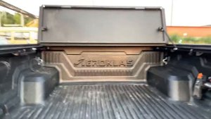 4-секционная алюминиевая крышка HAL Pro на Toyota Hilux Black Onyx. Плюс вкладыш в кузов Aeroklas