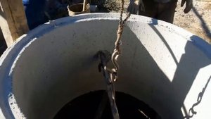 Колодцы в Саратове под ключ.Копка выгребных ям.Спуск ЖБ колец в шахту колодца вручную.