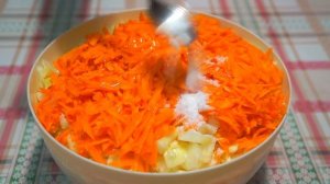 Просто положите голени на капусту: простой рецепт куриных голеней с капустой в духовке.