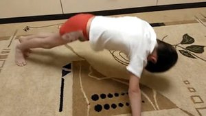 Разаков Миша отжимается 100 раз.