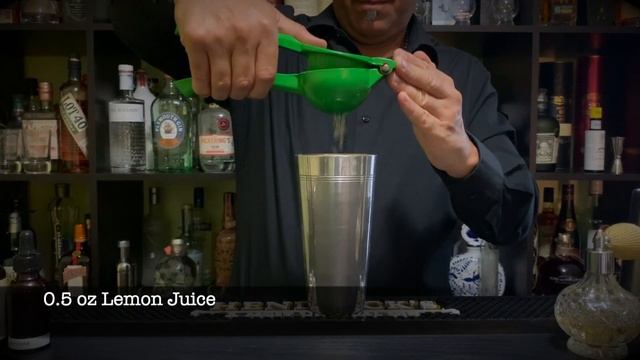 The Cocktail Club. How to make a Blue Hawaii. Recipe by Chino Márquez. смотреть онлайн