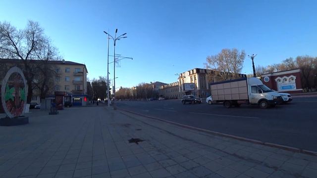 На перекрёст. Бухар-Жырау и Бульвар Мира установили Первомайскую светодиоду 25 апреля 2022г у театр