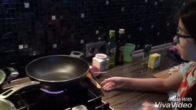 Готовлю сама себе свой обед(Паста в сливочно-грибном соусе?) смотреть онлайн