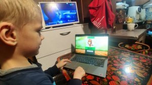 Илья учится читать и работать на компьютере.