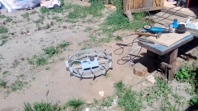 Ломаю стандартные колеса мотоблока. Жигулёвские ступицы/Деревенская жизнь. смотреть онлайн