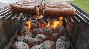 Leckere Cevapcici mit Salat und Lavash. Чевапчичи с салатом завёрнутые в лаваш. Чевапчичи на гриле.