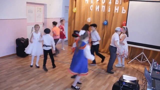 Танец Кадриль. Дружбой народы сильны.