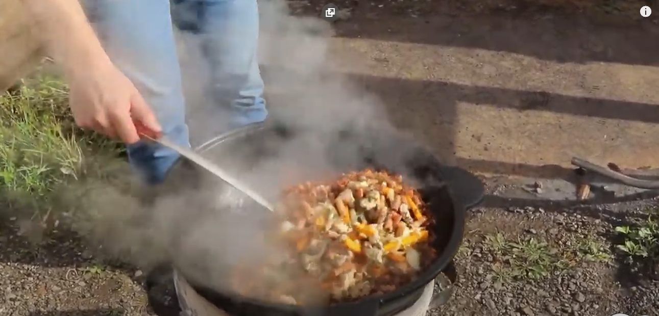 Макароны с мясом в казане на костре. Купаты в казане на костре. Жареные макароны с мясом в казане. Вермишель с мясом в казане. Макароны в казане с мясом.