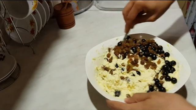 Творожная запеканка с черной смородиной, изюмом. Вкуснятина-нежнятина!
