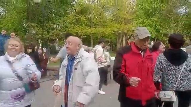 Цветик ? семицветик.Виктор Королёв. В Гомельском парке. 07.05.2023.
