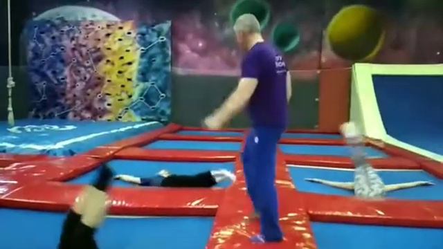 Тренер огонь! Фитнес на батутах