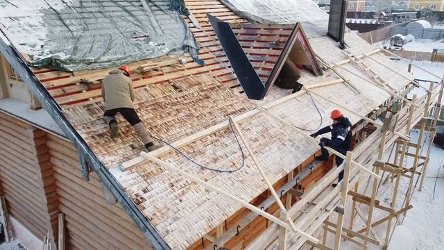 Зимний монтаж обожженной осиновой дранки. Современный кровельный пирог под деревянную черепицу.