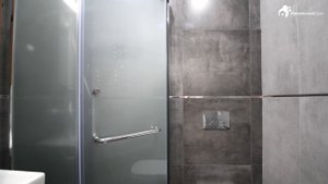 Ремонт совмещенного санузла. Монтаж душевого поддона из искусственного камня. Новостройка ПИК.
