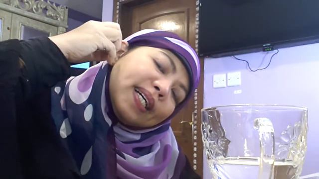 How to remove water in said ur ear.cara men geluarkan air di dalam telinga смотреть онлайн