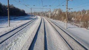Начало зимы, вид из кабину машиниста поезда.