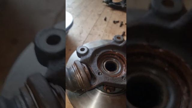 How to separate a stuck wheel hub. Ford Transit MK6 2001 2006. no specialist tools Brake disc chang смотреть онлайн