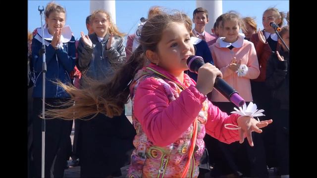 Партенитская ДМШ (Крым) представляет Софию Салькову (7 лет) с песней "Лети перышко" смотреть онлайн