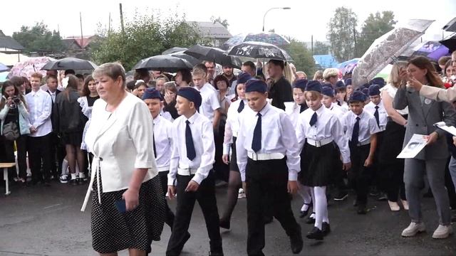 Красиво, весело и интересно прошла школьная линейка у школы № 6